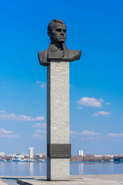 Dnipro şehrindeki Sovyetler Birliği kahramanının anıtı. — Stok fotoğraf