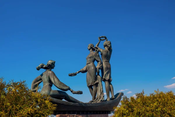Памятник девушкам в городе Днепропетровске — стоковое фото