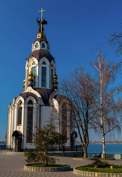 Cerkiew prawosławna nad brzegiem rzeki w mieście Dnipro. — Zdjęcie stockowe