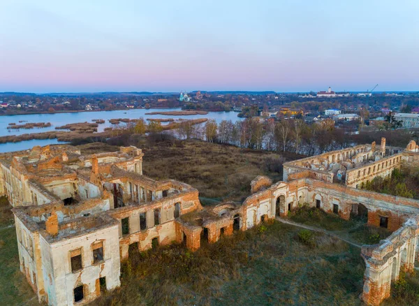 Amanhecer de uma altura na cidade de Izyaslav — Fotografia de Stock