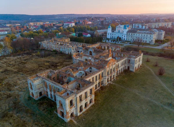 Amanhecer de uma altura na cidade de Izyaslav Fotos De Bancos De Imagens