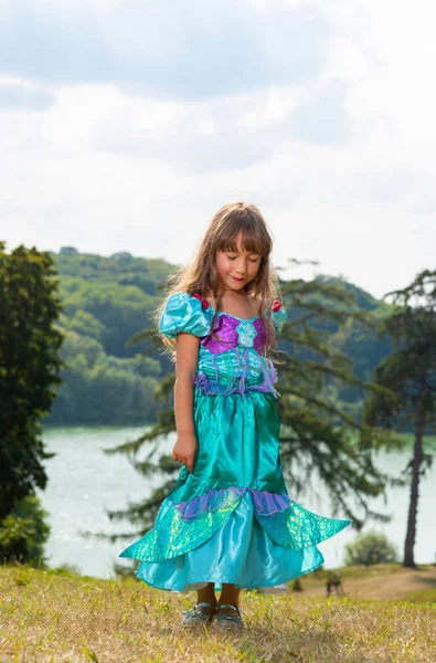 Menina em um vestido de princesa na natureza — Fotografia de Stock