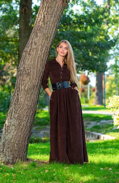 Junge Frau im Park — Stockfoto