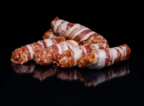 Plato de carne cruda en forma de rollos —  Fotos de Stock