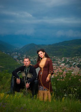 Georgia 'nın kadın ve erkek kıyafetleri içinde.