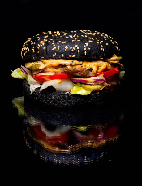 Burger with beef and cheese — Stock Photo, Image