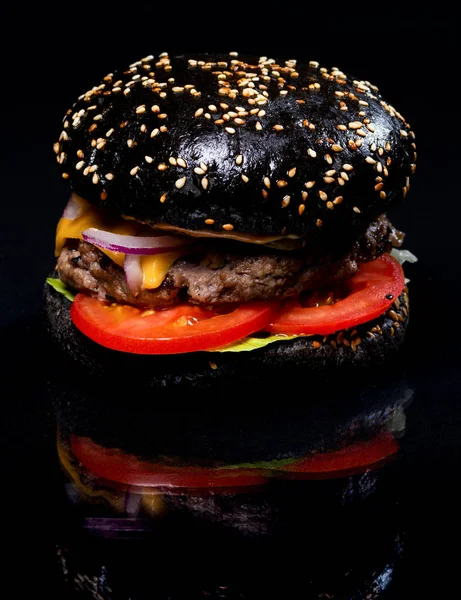 Burger with beef and cheese — Stock Photo, Image