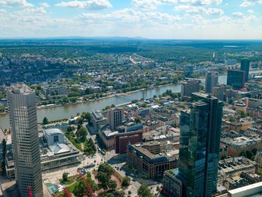 Şehrin manzarası Frankfurt 'ta gökyüzüne karşı.