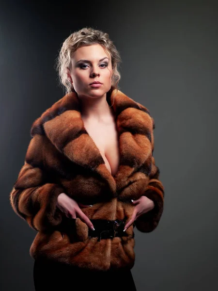 Sexy fille dans un manteau de vison — Photo