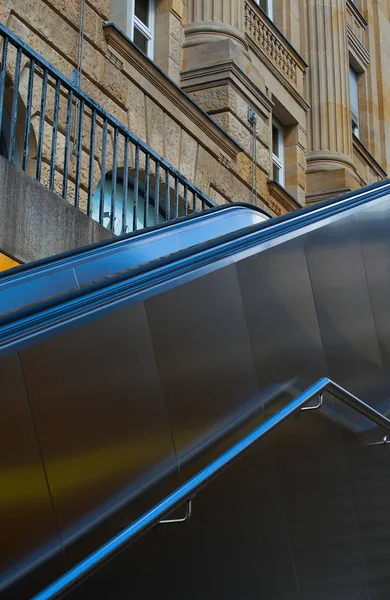 Escalator for lifting against the background of the building — Stock Photo, Image