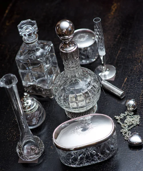 Cam ve gümüş ürünler.