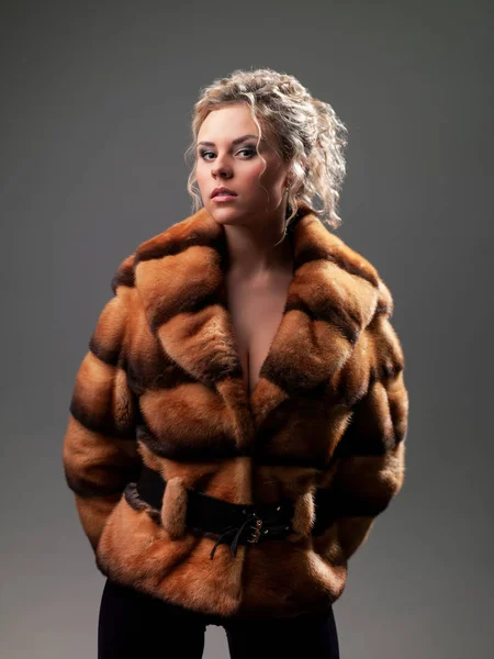 Sexy chica en un abrigo de visón —  Fotos de Stock
