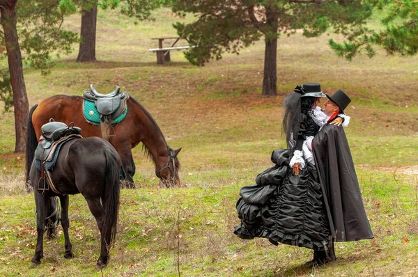 Homme et femme près des chevaux — Photo