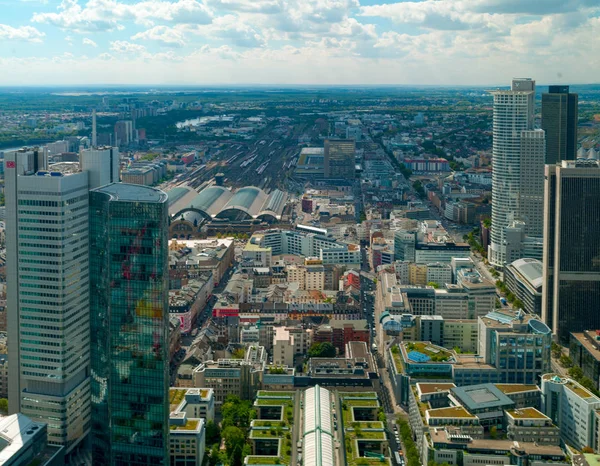 Панорама города против неба во Франкфурте-на-Майне — стоковое фото