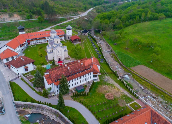 Orthodoxe klooster Mileseva uitzicht vanuit de lucht. van Servië — Stockfoto