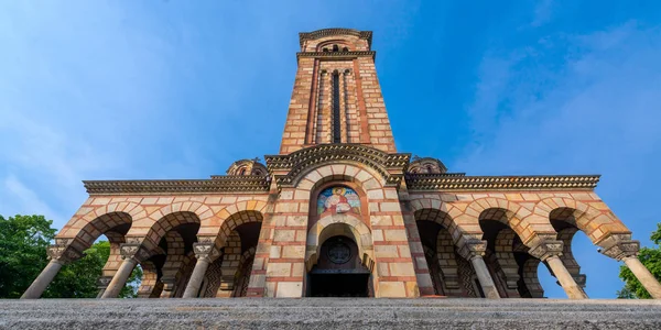 Iglesia ortodoxa en la ciudad de Belgrado. Serbi. —  Fotos de Stock