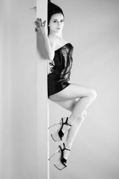 Donna sexy in un corsetto nero — Foto Stock