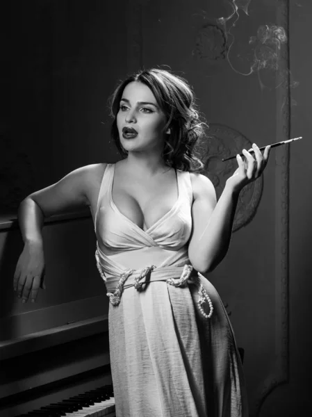 Mulher com belos seios com um cigarro nas mãos — Fotografia de Stock