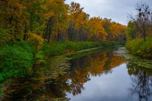 Höstlandskap vid Hydropark. Staden Kiev — Stockfoto