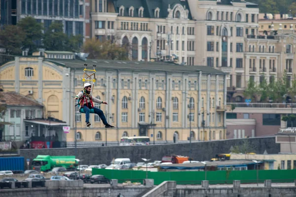 Homem em voo com vista para a cidade de Kie — Fotografia de Stock