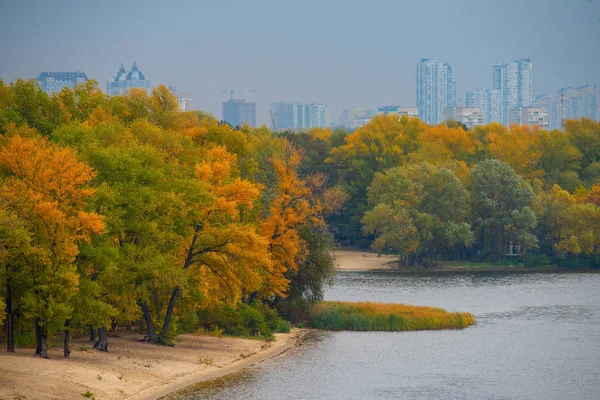 从第聂伯河看基辅市的秋季风景. — 图库照片