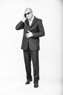 Takım elbiseli ve güvenlik gözlüklü bir adam.