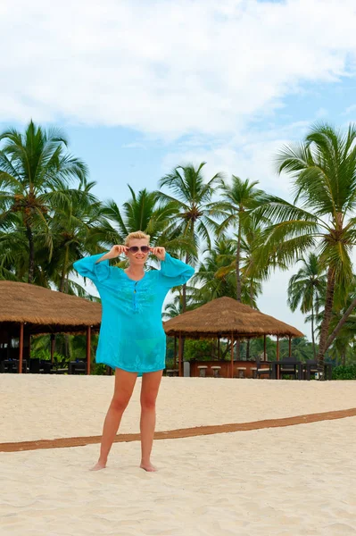 Frau mit Sonnenbrille am Strand — Stockfoto