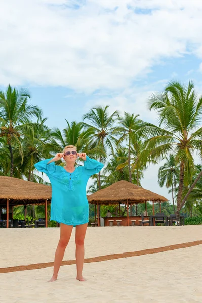 Donna in occhiali da sole sulla spiaggia — Foto Stock