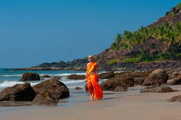 Indián ruhás nő a parton — Stock Fotó
