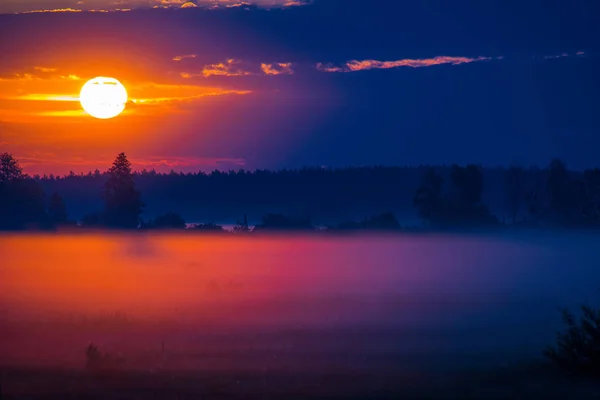 Beau paysage pendant le lever du soleil — Photo