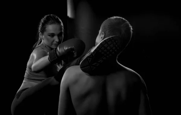 Una mujer con guantes de boxeo vence a un hombre — Foto de Stock