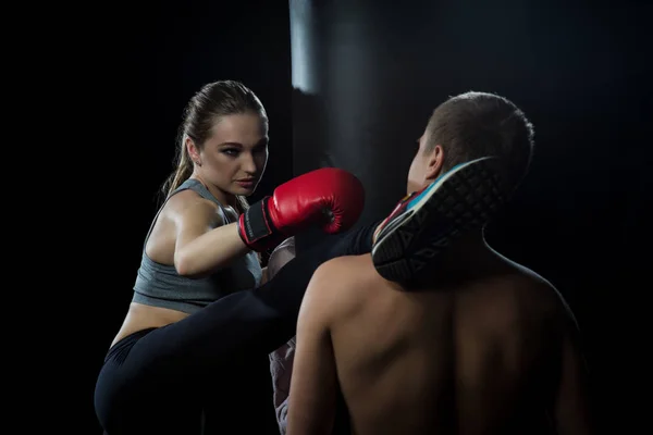 Una mujer con guantes de boxeo vence a un hombre — Foto de Stock