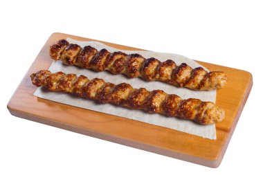 Tahta üzerinde et kebabı tabağı