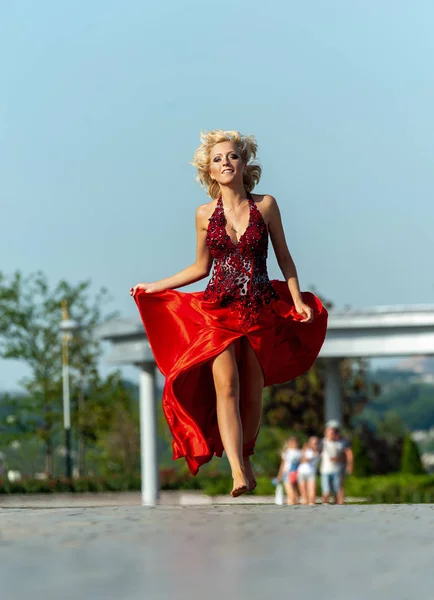 Flickan i klänningen springer på gatan — Stockfoto