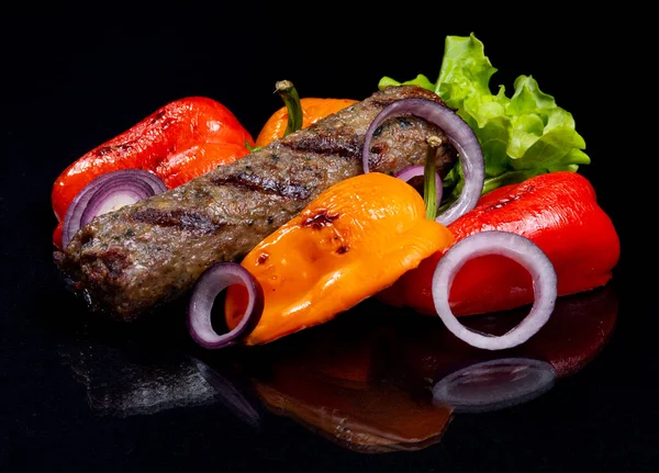 Plat de kebab de viande aux légumes — Photo
