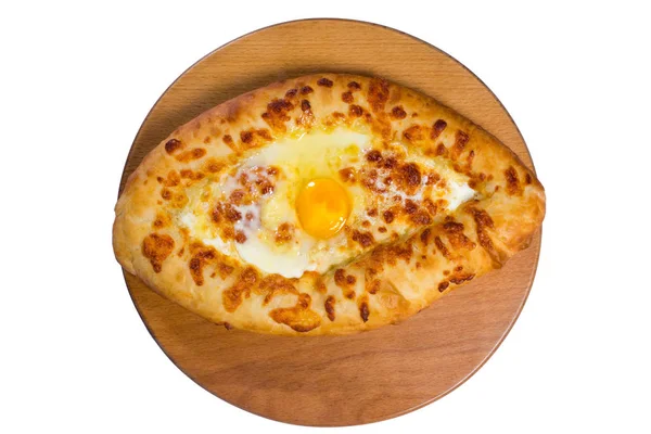 Een schotel deeg en gebakken eieren op een houten plank — Stockfoto