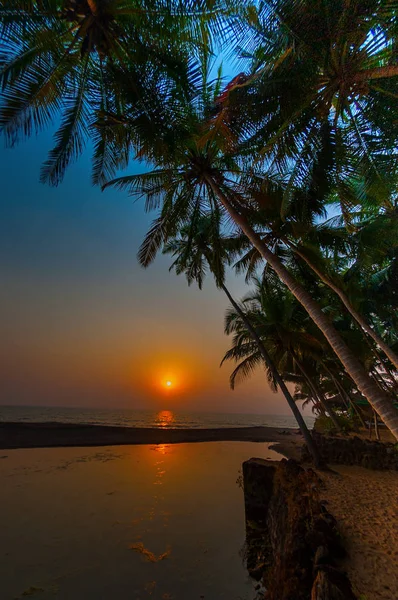 Zonsondergang in het resort. Strand op Goa. Indi — Stockfoto
