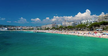 Cannes 'daki şehir plajı mavi gökyüzüne karşı. Franc