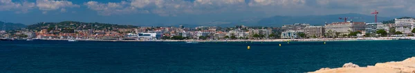 Panorama del paseo marítimo en la ciudad de Cannes — Foto de Stock