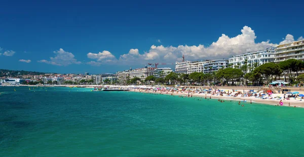 Plaża miejska w Cannes przeciwko błękitnemu niebu. Franc Przewodniczący — Zdjęcie stockowe