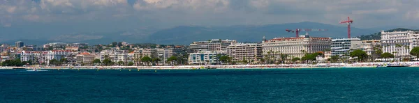 Panorama del paseo marítimo en la ciudad de Cannes — Foto de Stock