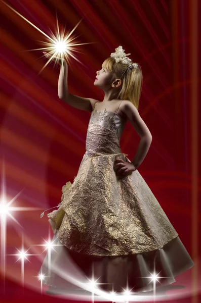 A little girl holds a star in her hand — Stock Photo, Image