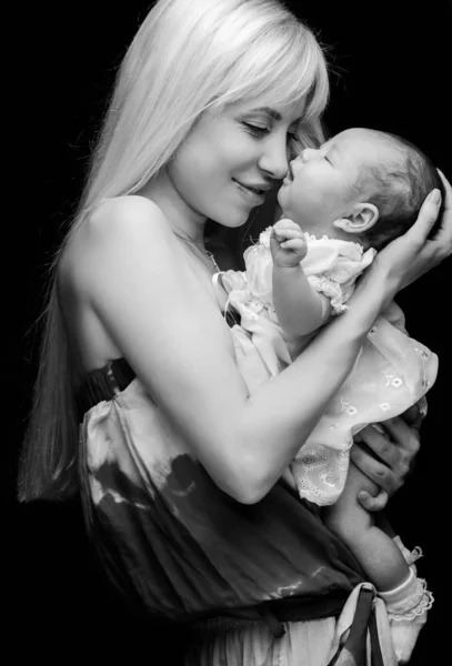 Blondine und ein kleines Kind — Stockfoto