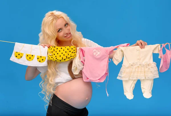 Terhes nő és a baba dolgai — Stock Fotó
