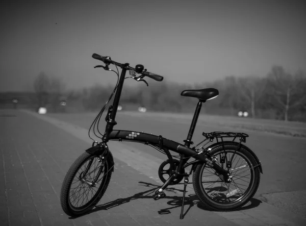 Bicicletta pieghevole nera per strada — Foto Stock