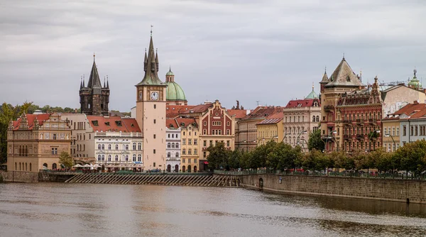 Panoramautsikt över arkitekturen i Prag — Stockfoto