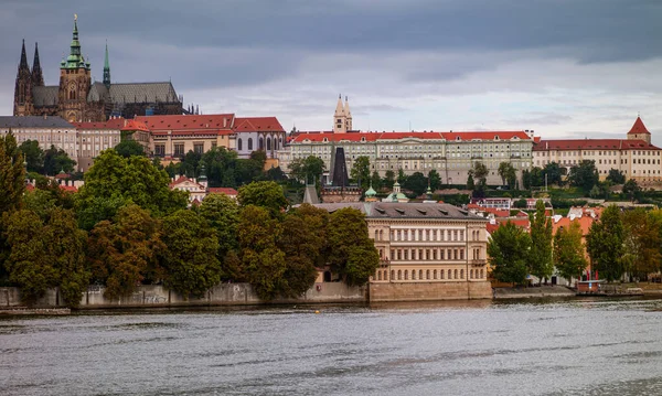 Панорамный вид на архитектуру Праги — стоковое фото