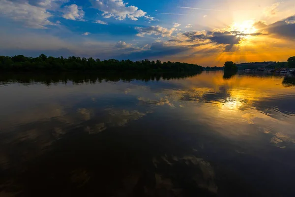Hajnal a folyón, felhőkkel. — Stock Fotó