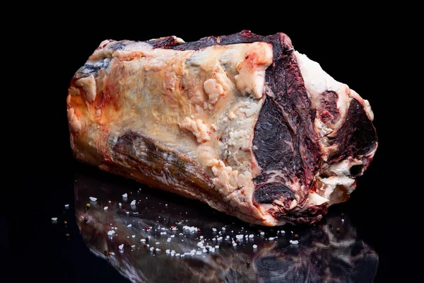 Un gran pedazo de carne cruda de res — Foto de Stock