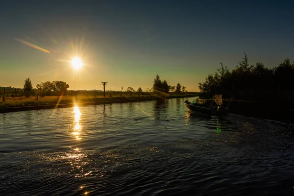 Fisherman on a boat at dawn — Stockfoto